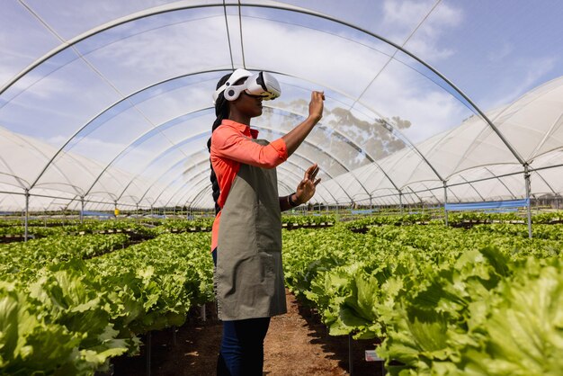 farmer-using-vr-headset-managing-hydroponic-vegetable-garden-greenhouse_13339-365930
