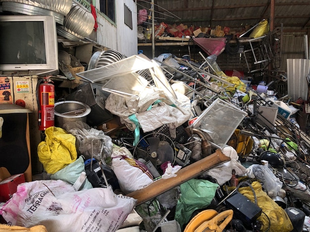 shop-buy-waste-from-thailand-can-make-lot-money-owner_38013-338